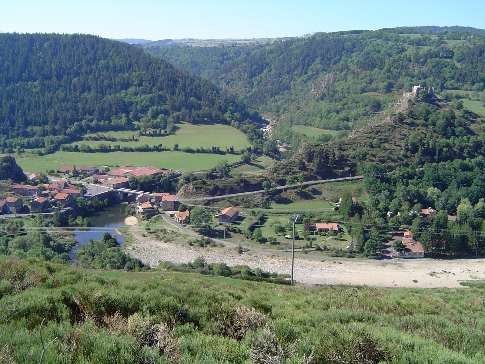 Goudet, la Loire et le château de Beaufort
