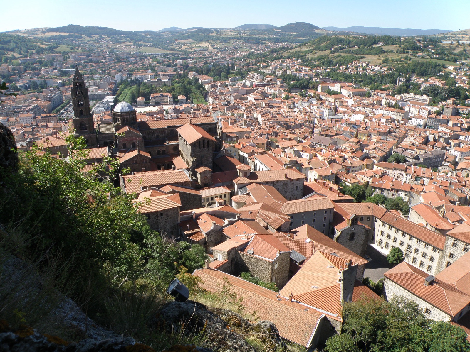 Vue sur la cathédrale et les toits du Puy-en-Velay